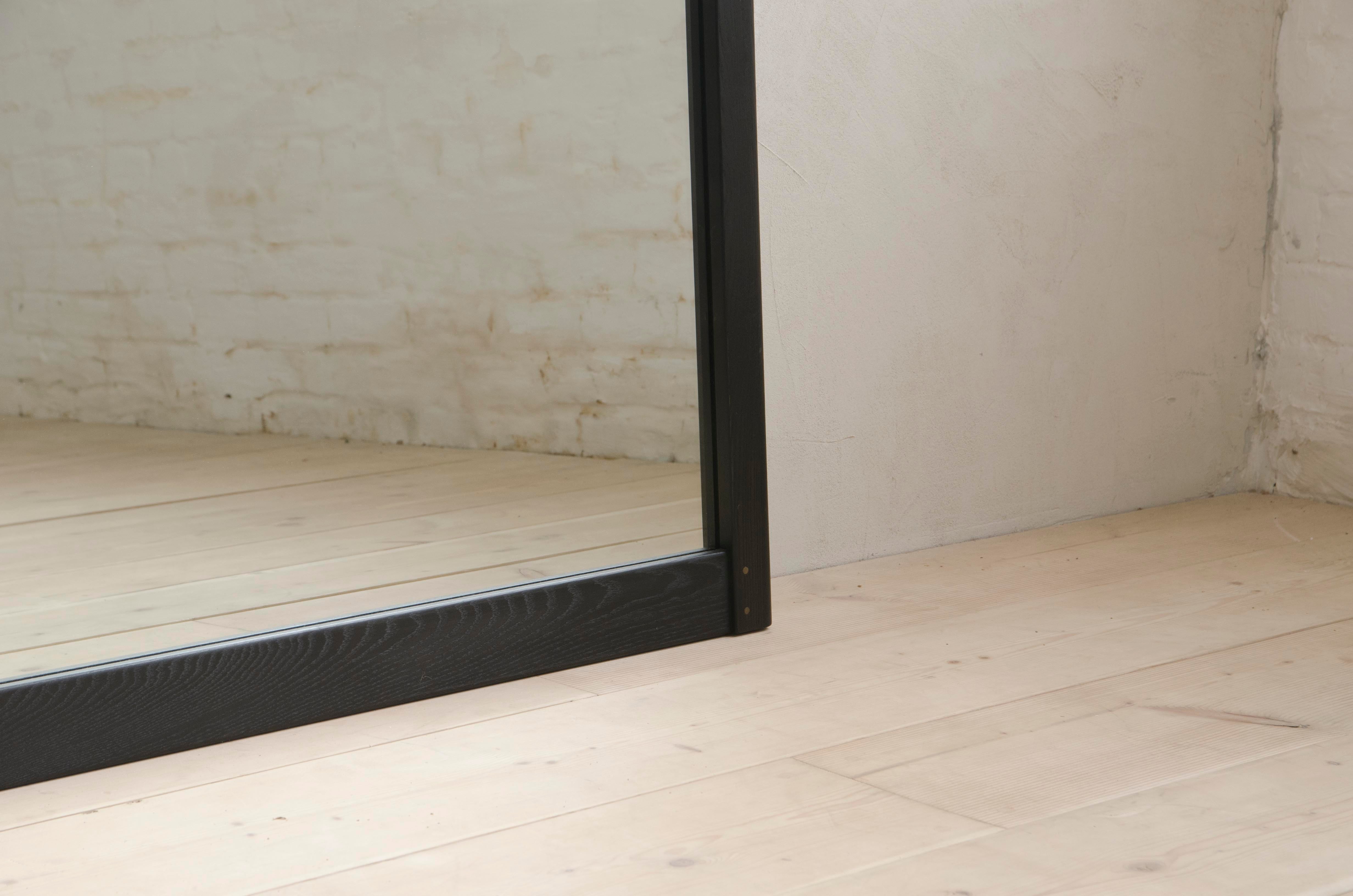 Closeup Bottom of Lore Wall Mounted Mirror Bottom