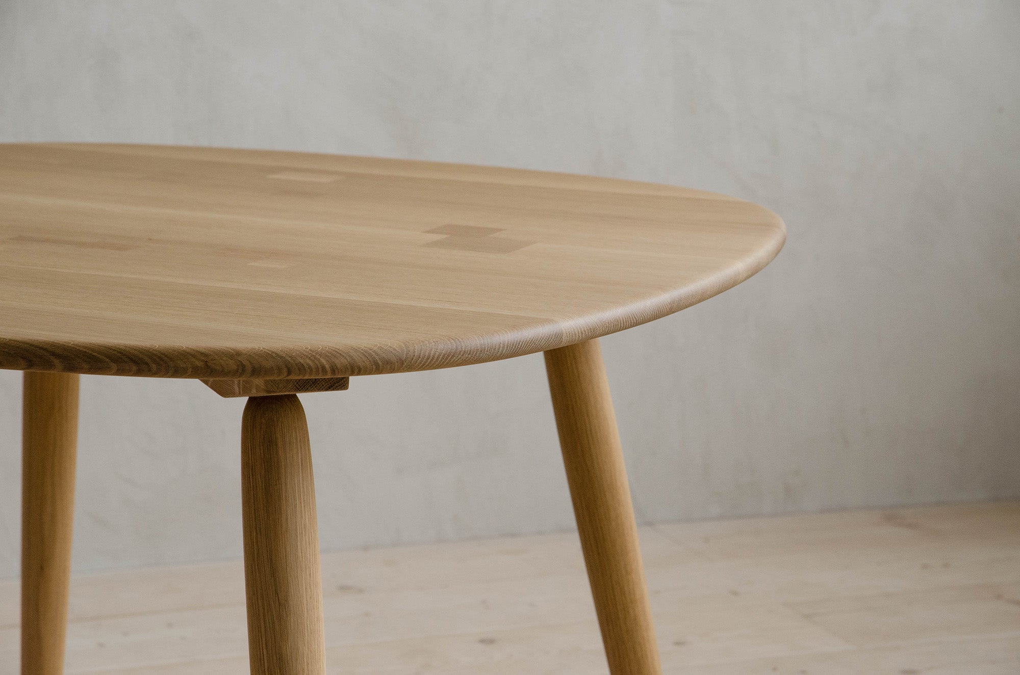 Closeup of Nomad Round Dining Table in Natural White Oak