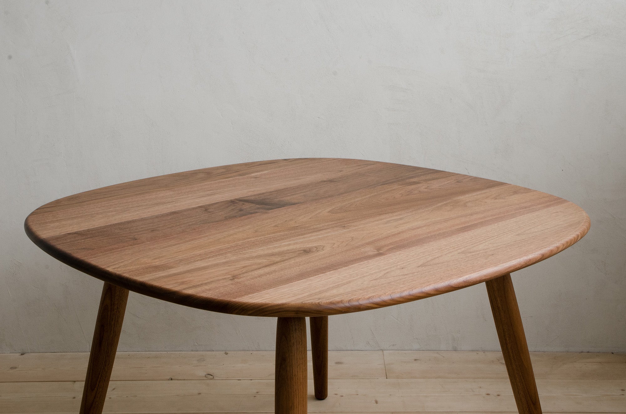 Nomad Round Dining Table in Natural Walnut